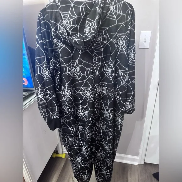Torrid Black and White Spider Web Lounge Onesie - Picture 7 of 7